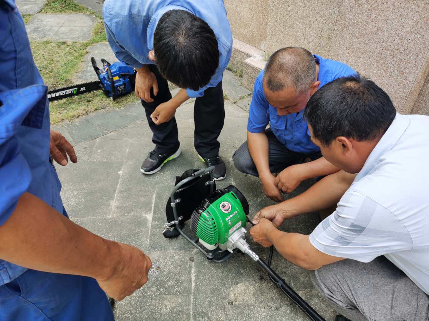 小区绿化养护绿篱机的日常维护