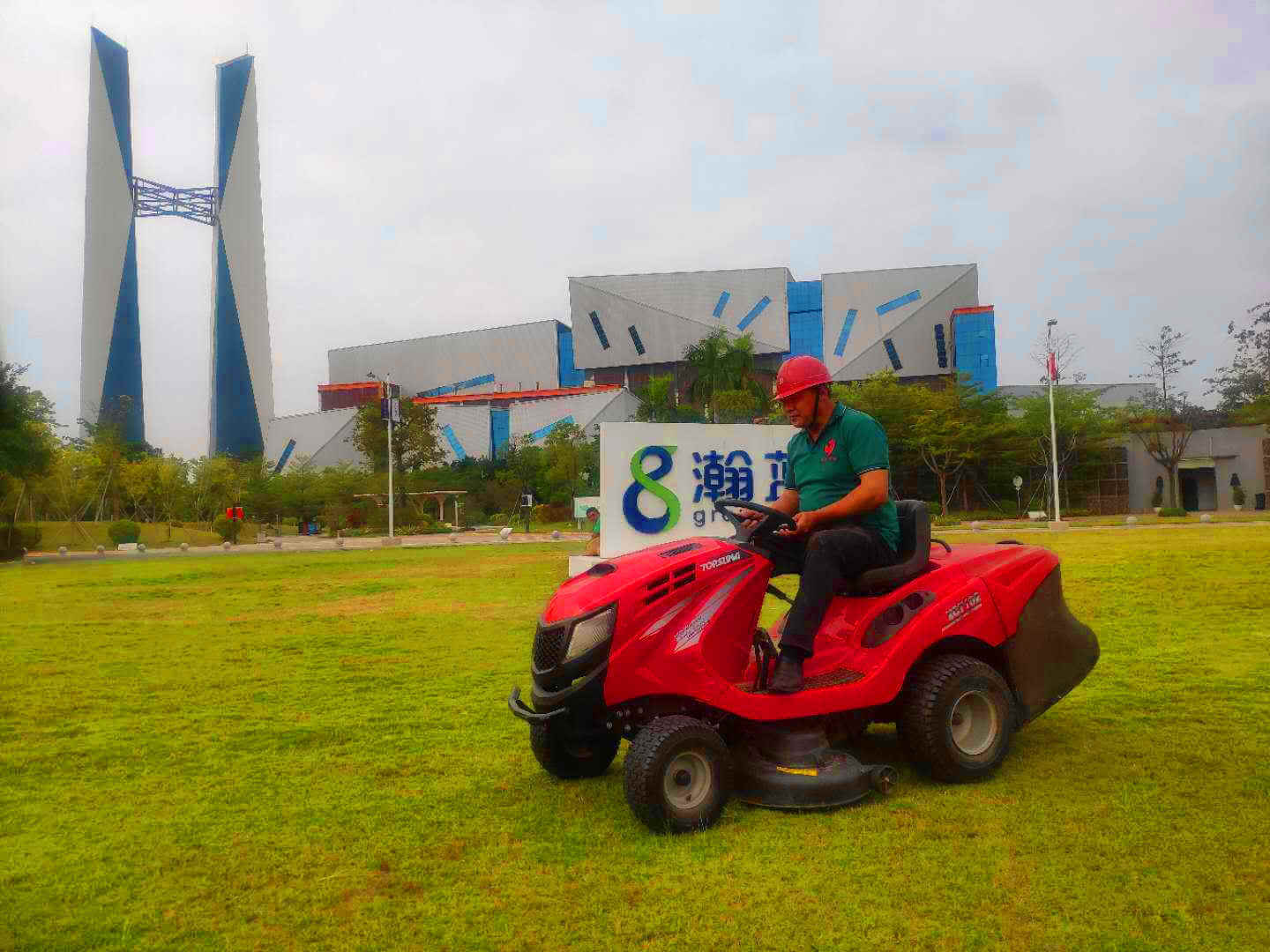 工厂绿化养护草坪修剪