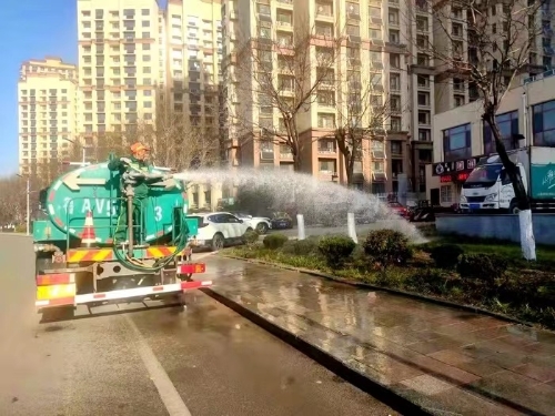绿化养护工人对苗木进行浇灌