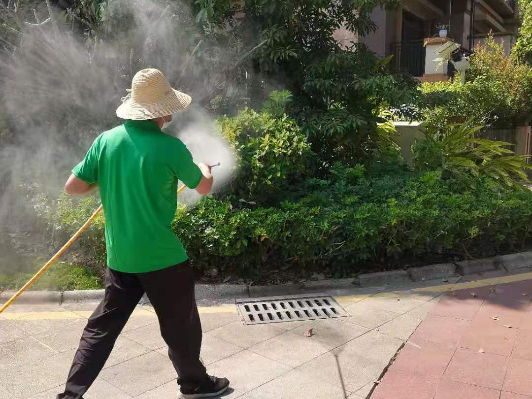 怡轩园林绿化公司开启夏季绿化“打药除虫”工作，做好日常养护措施