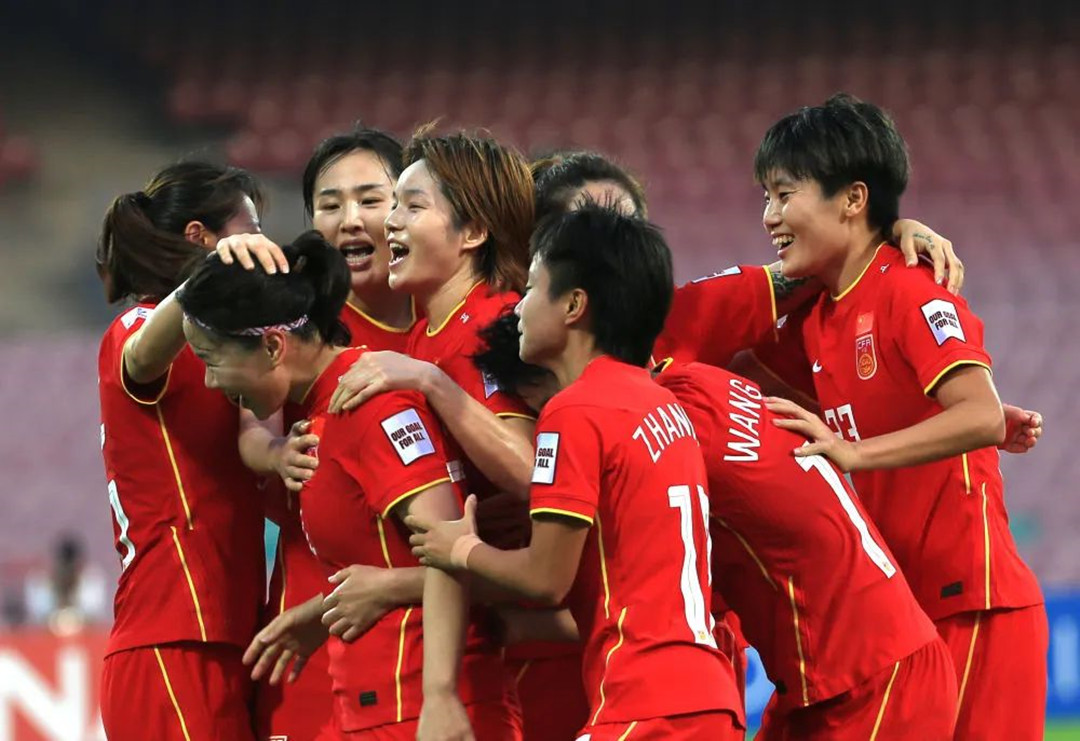 2月6日，中国队球员在2022女足亚洲杯决赛获胜后庆祝。